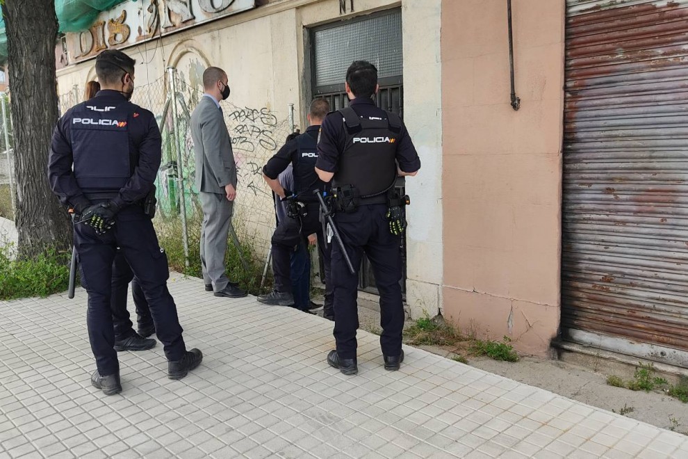 Agentes de la Policía Nacional esperan a que el joven abra la puerta delante de su abogado.