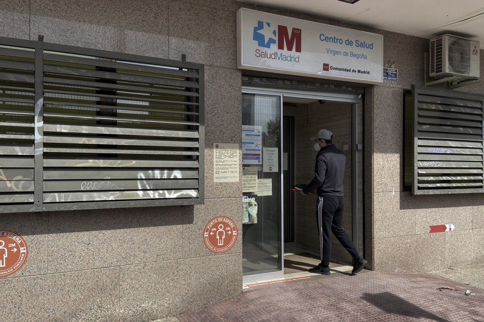 Un hombre entra por la puerta del Centro de Salud Virgen de Begoña (Madrid), en una imagen de archivo.