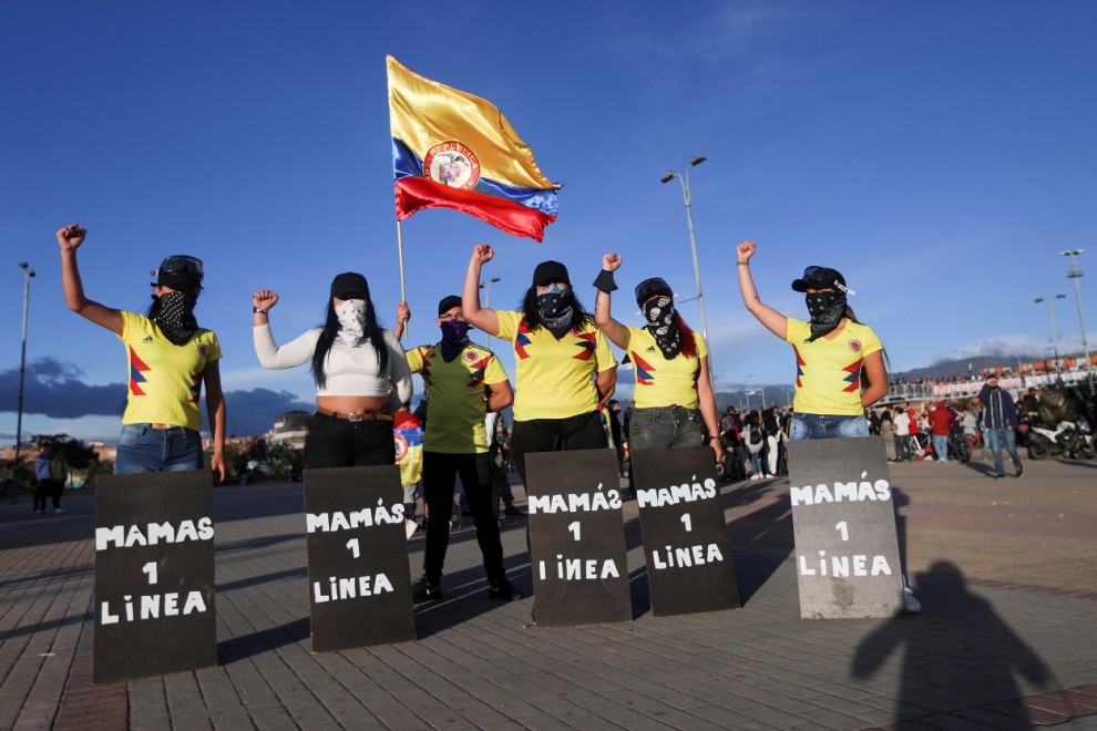 Un grupo de las llamadas 'Madres de Primera Línea' durante una de las protestas contra el presidente colombiano Iván Duque, en Bogota (Colombia). REUTERS/Luisa Gonzalez