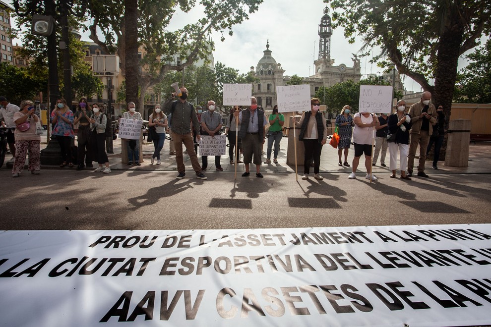 Imatge de la concentració de protesta que es va fer aquest dijous davant de l'Ajuntament de Barcelona.