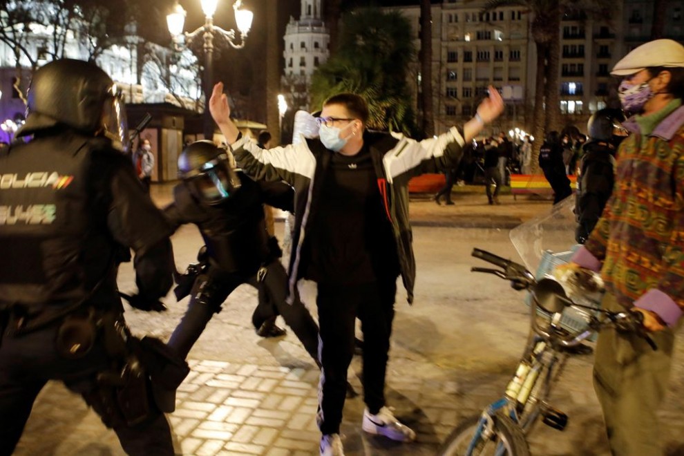 Agentes de Policía cargan contra los manifestantes a favor de Pablo Hasél en València.
