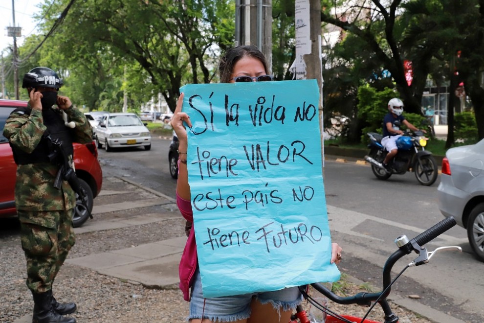 Una mujer sostiene una pancarta durante una de las muchas protestas de Colombia.
