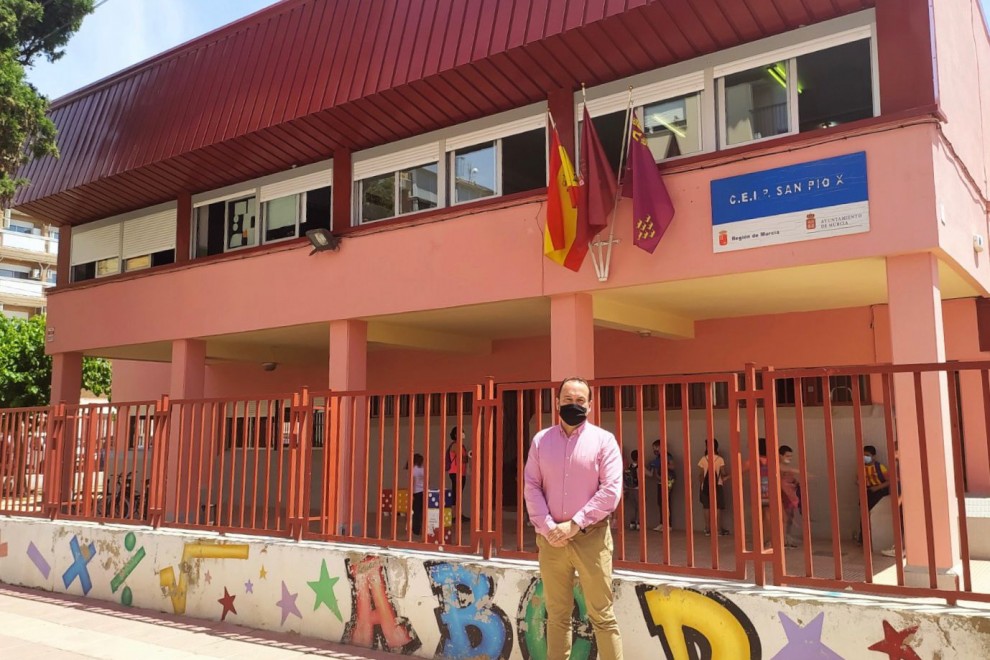 El concejal de Vox, José Palma, en su visita el pasado 23 de mayo a un colegio donde ya cuelga la bandera de España.
