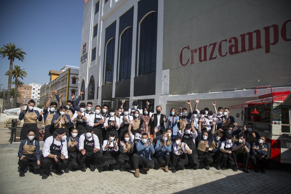 Los maestros cerveceros con los alumnos de la Factoría Cruzcampo, en Sevilla.