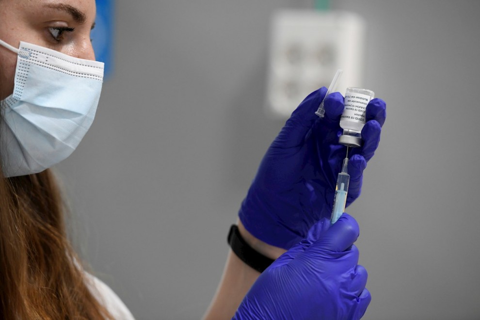 Una enfermera del Hospital Zendal de Madrid carga una dosis de la vacuna Astrazéneca.