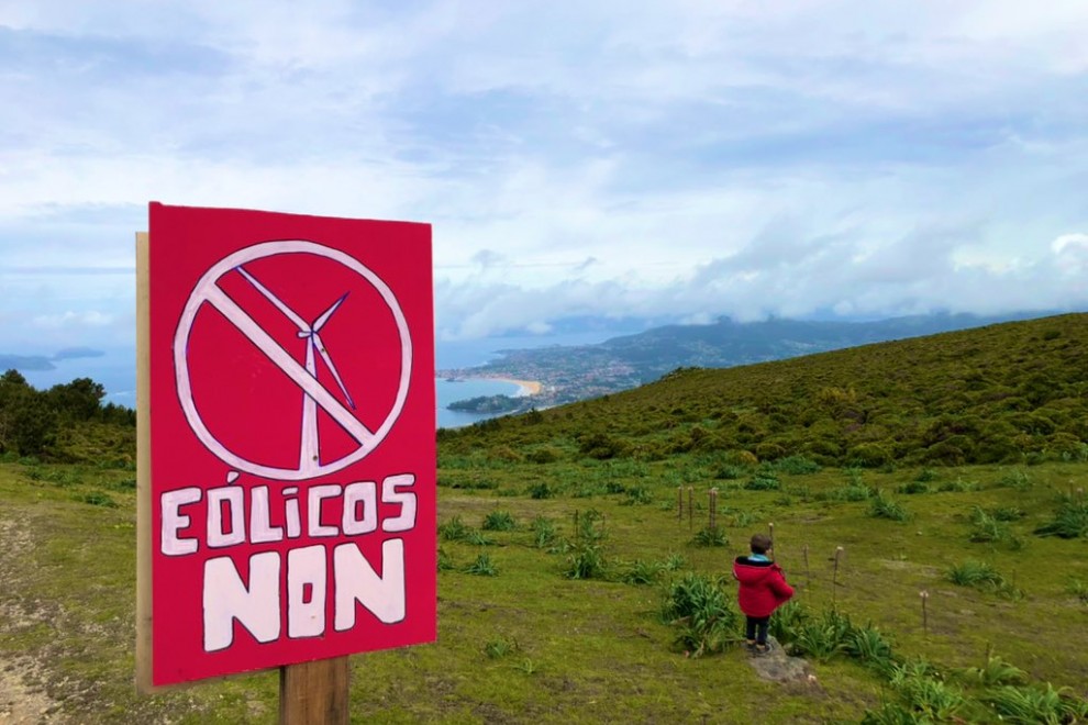 Cartel contra la instalación de molinos en el alto de A Gabiñeira, en la Serra da Groba. - Alba Tomé