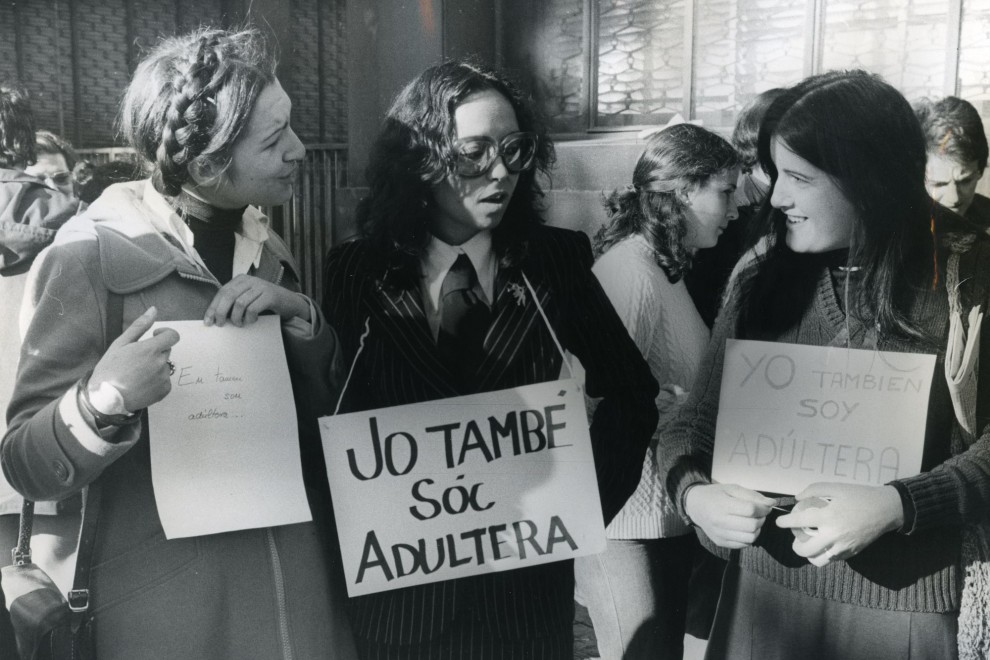 Imagen antigua de varias protestantes en contra de la cárcel de mujeres. - Arxiu Fotográfic de Barcelona