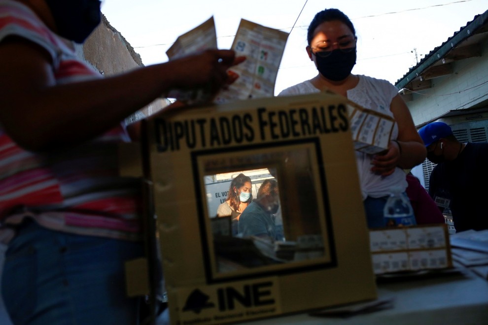 Miembros de una mesa electoral realizan el escrutinio de los votos de las elecciones parlamentarias en México, en Ciudad Juarez. REUTERS/Jose Luis Gonzalez