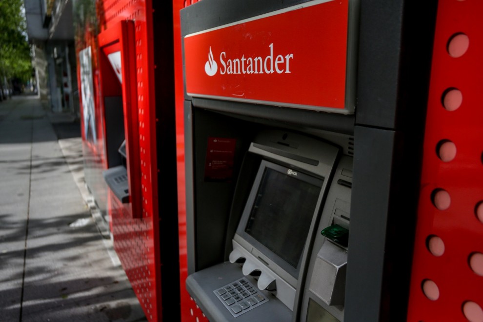 Un cajeros automático en una sucursal del Banco Santander en Madrid. E.P./Ricardo Rubio