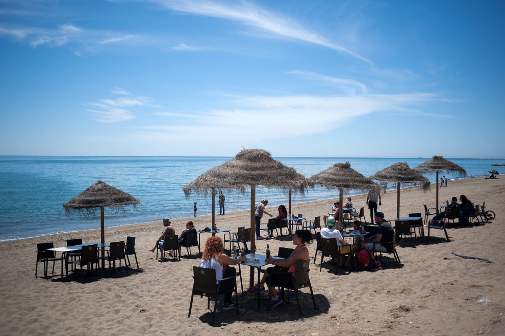 Varias personas en un chiringuito de una playa de Málaga