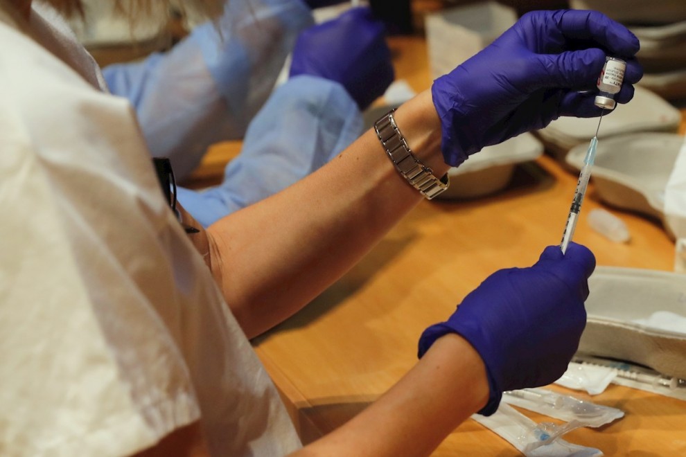 9/06/2021.- Una sanitaria prepara una dosis de la vacuna contra la covid-19 en el Hospital Severo Ochoa de Leganés, Madrid