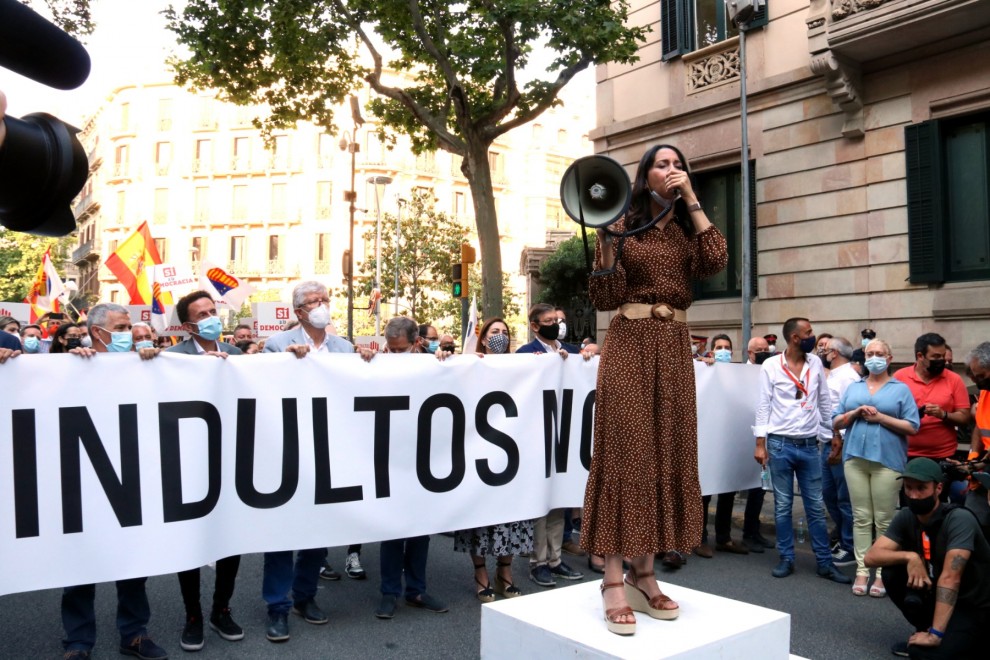 La presidenta de Cs, Inés Arrimadas, intervé a la concentració contra els indults davant la delegació del govern espanyol, l'11 de juny de 2021