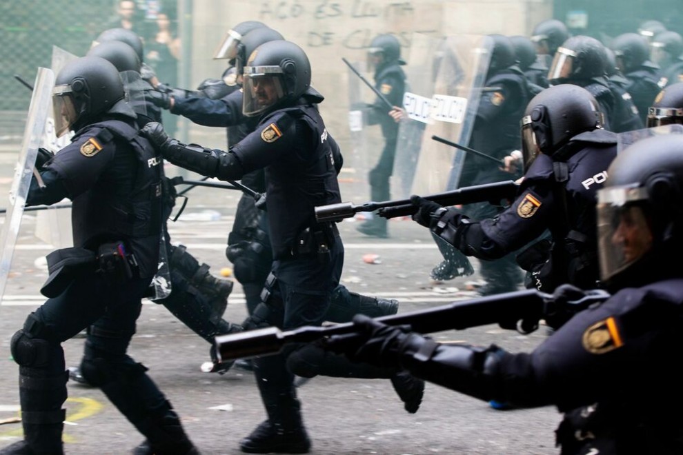 Policías antidisturbios usan pelotas de goma durante las cargas del 1 de octubre de 2017 en Barcelona.