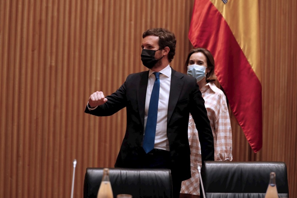 El líder del Partido Popular, Pablo Casado, durante la reunión de la plenaria conjunta de los grupos parlamentarios de la formación en el Congreso y en el Senado, este lunes en la Cámara Baja.