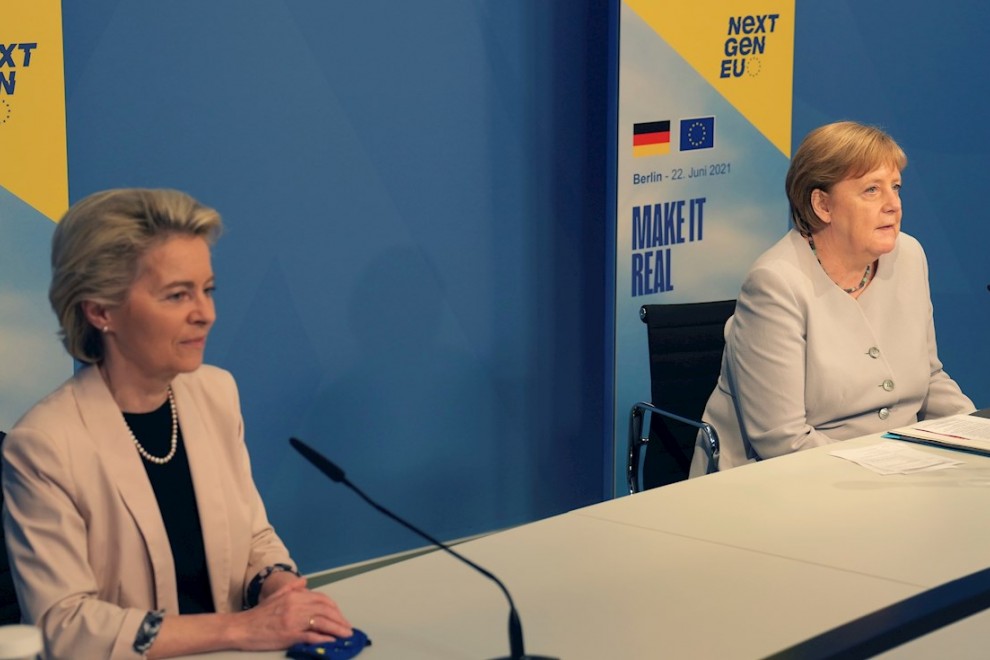 La presidenta de la Comisión Europea, Ursula von der Leyen, junto a la canciller alemana, Angela Merkel, durante una reunión en Berlín este martes.