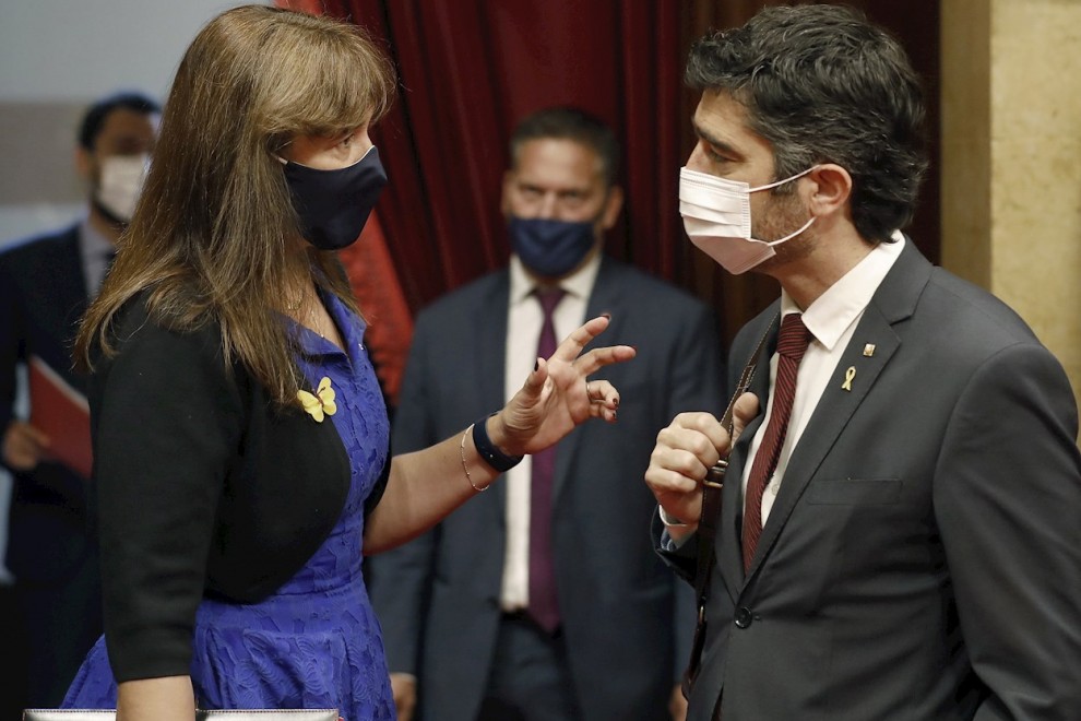 La presidenta del Parlament, Laura Borràs, charla con el vicepresidente del Govern, Jordi Puigneró, durante una sesión de control en la cámara catalana la semana pasada.