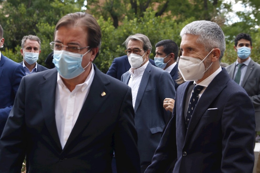 El presidente de Extremadura, Guillermo Fernández Vara, junto al ministro del Interior, Fernando Grande Marlaska, durante el homenaje a Alfredo Pérez Rubalcaba este lunes.