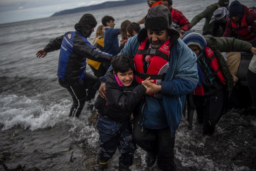 Refugiados de Afganistán llegan en un bote a una playa cerca de la isla de Lesbos, el 28 de febrero de 2020