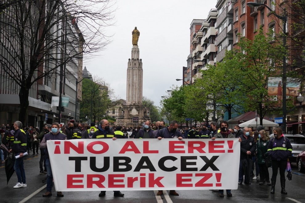 Varias personas participan en una manifestación contra el ERE planteado por Tubacex, en Bilbao, el pasado abril. E.P./H.Bilbao