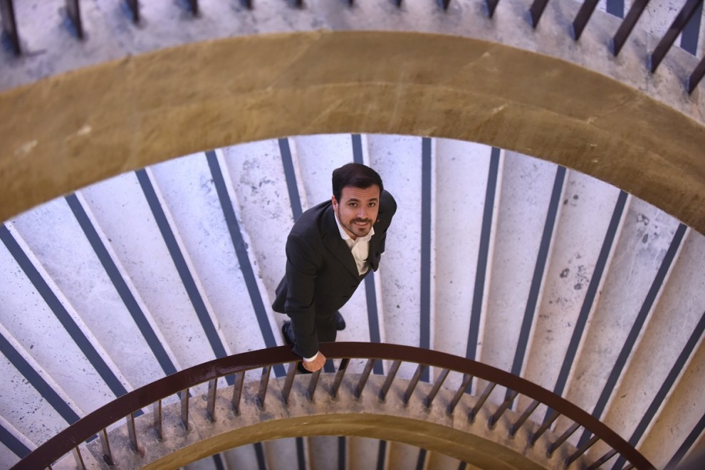 El ministro de Consumo, Alberto Garzón, posa en unas escaleras del Ministerio.