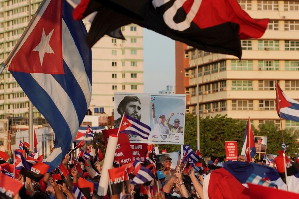 Miles de personas se manifiestan en La Habana en apoyo a La Revolución.