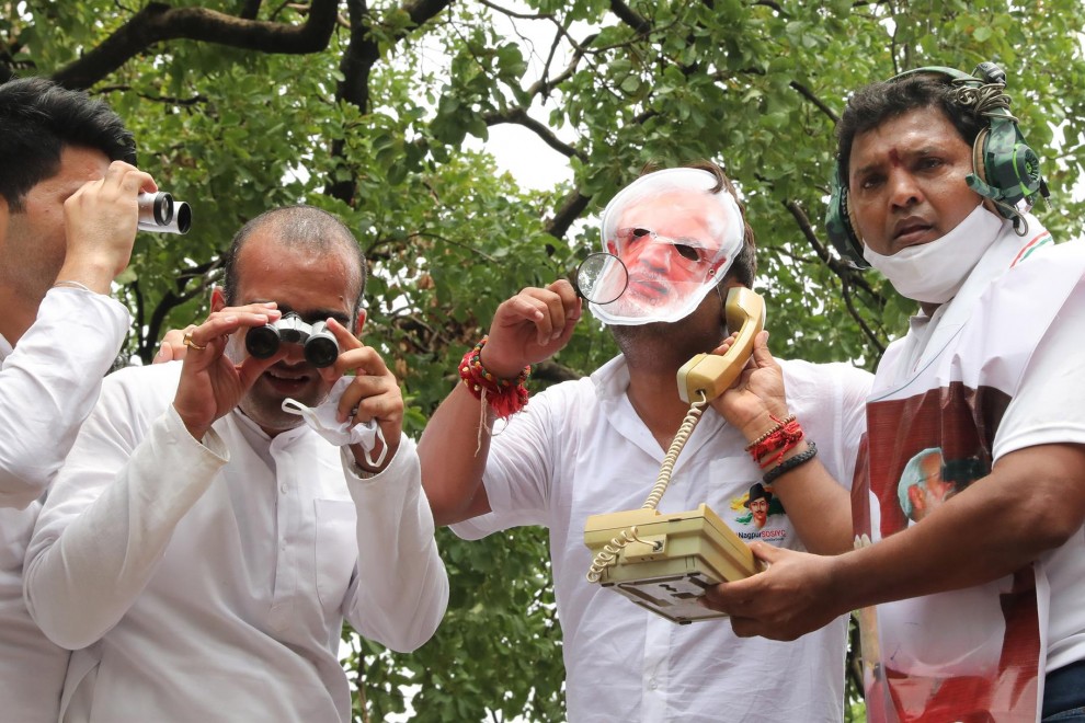 Miembros del grupo activista indio IYC protestan en Nueva Delhi por el espionaje de Pegasus a políticos y periodistas.