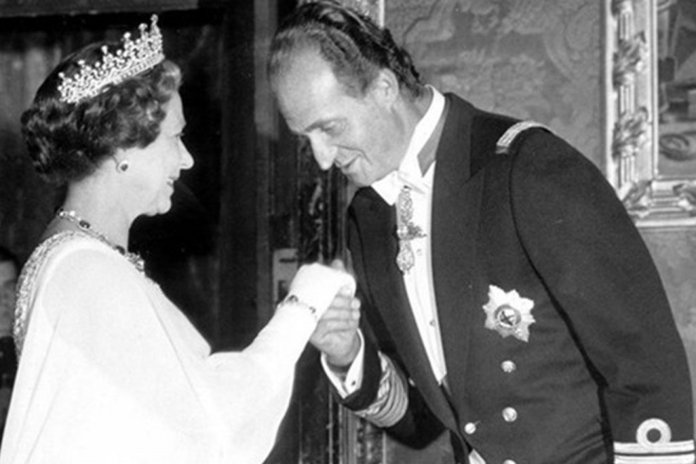Juan Carlos I saluda a Isabel II en esta imagen histórica, una de las pocas que hay de los dos en los archivos gráficos.