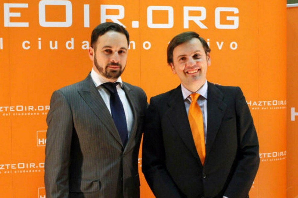 Santiago Abascal e Ignacio Arsuaga, en 2012 cuando Hazte Oír concedió uno de sus premios al líder de Vox, quien entonces presidía la Fundación para la Defensa de la Nación Española (Denaes). – HO