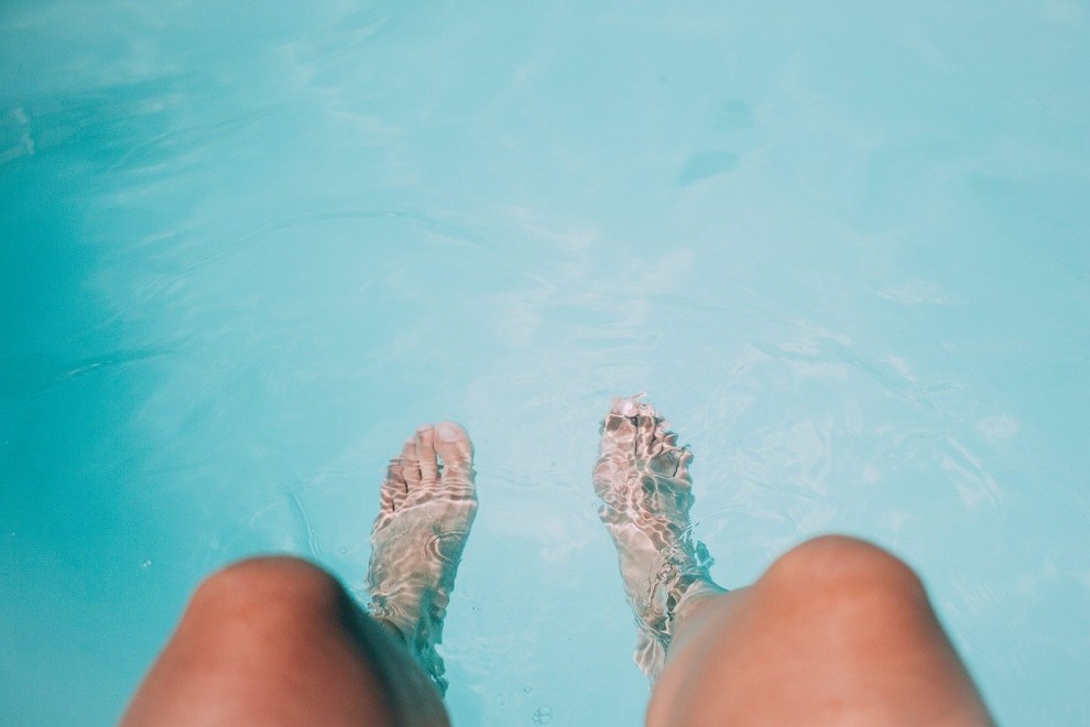 El exceso de sudoración y el contagio en duchas y piscinas son los factores más importantes que provocan que tengamos hongos en los pies en verano.