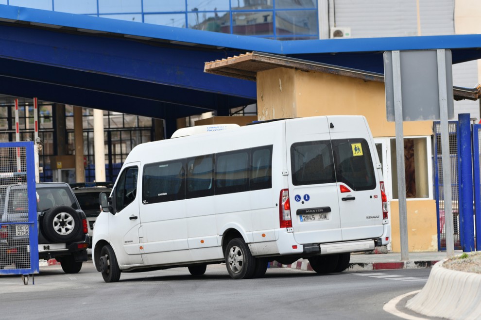 Un minibús lleva en su interior menores marroquíes para su repatriación desde Ceuta.
