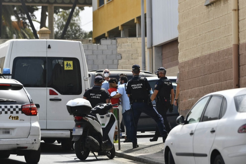 Varios agentes acompañan a menores no acompañados hacia una furgoneta en Ceuta