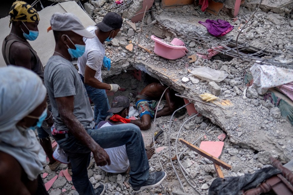 Los equipos de rescate buscan supervivientes del terremoto de Haití del pasado fin de semana entre los escombros de un hotel destruido en Les Cayes. REUTERS / Ricardo Arduengo