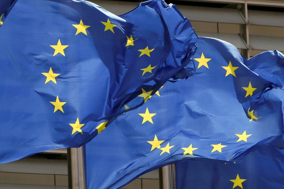 Banderas de la UE en el exterior del edificio de la sede de la Comisión Eureopa, en Bruselas. REUTERS/Yves Herman