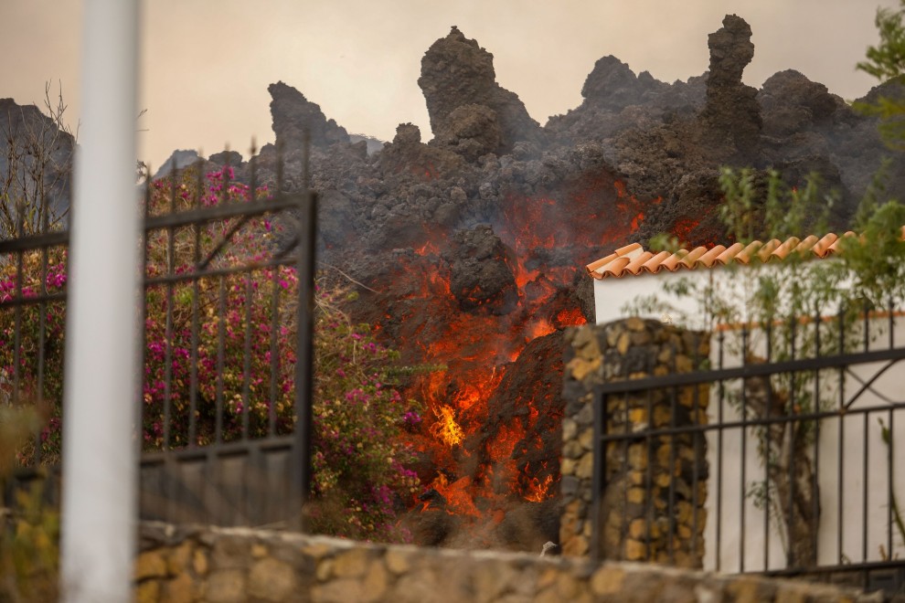 La lava del volcán llega a las casas de la zona de Los Llanos.