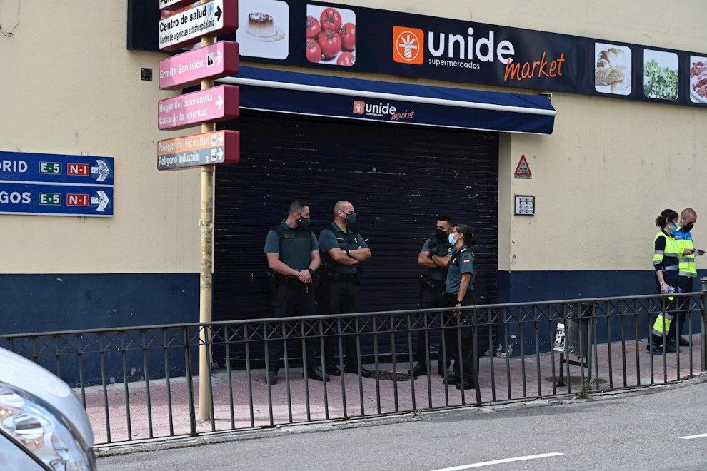 20/09/2021 Dos agentes de la Guardia Civil a las puertas del supermercado donde ocurrió el suceso.