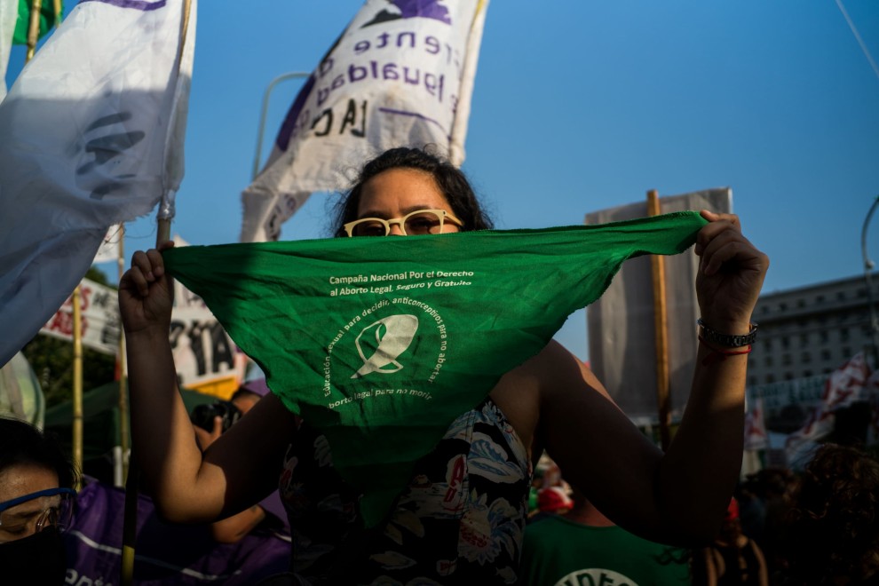 Una mujer sostiene un pañuelo verde en una movilización a favor de la legalización del aborto .