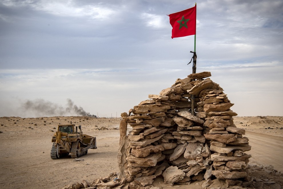 Imagen de archivo del 23 de noviembre de 2020 de una excavadora y una bandera de Marruecos en la carretera ubicada en El Guerguerat, frontera del Sáhara Occidental.