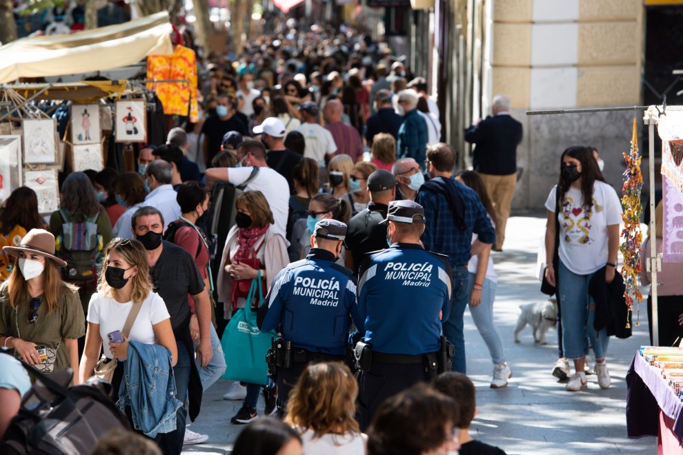 Gente con mascarilla en el Rastro de Madrid.