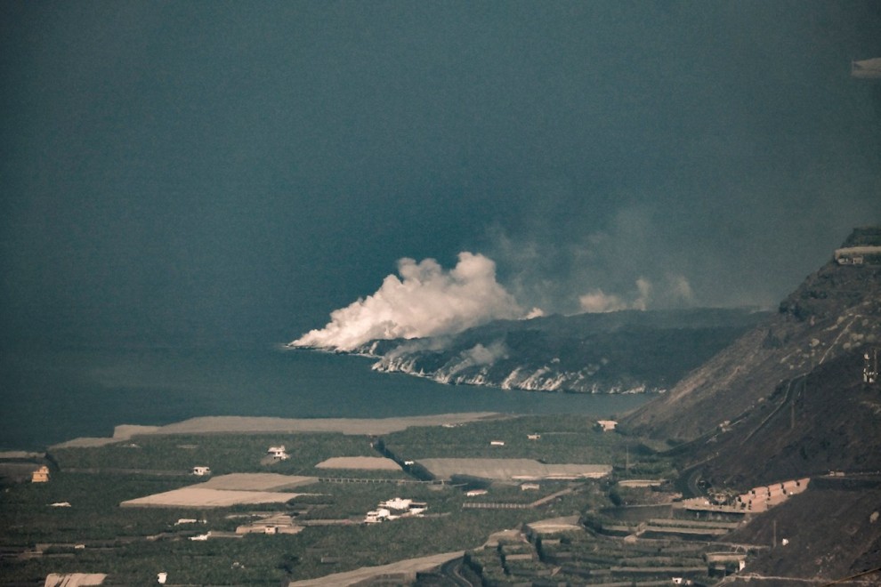 Colada volcánica que ha llegado al mar formando un delta vista desde el corte de carretera situado en el mirador de El Charco.