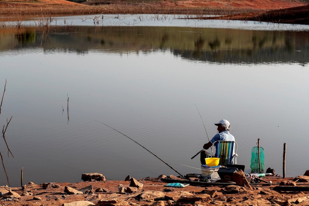 Un hombre pesca en la represa Jaguari, parte del Sistema Cantareira, que presenta un bajo nivel de agua, en Vargem, a 88 kilómetros de Sao Paulo (Brasil).. EFE/SEBASTIÃO MOREIRA
