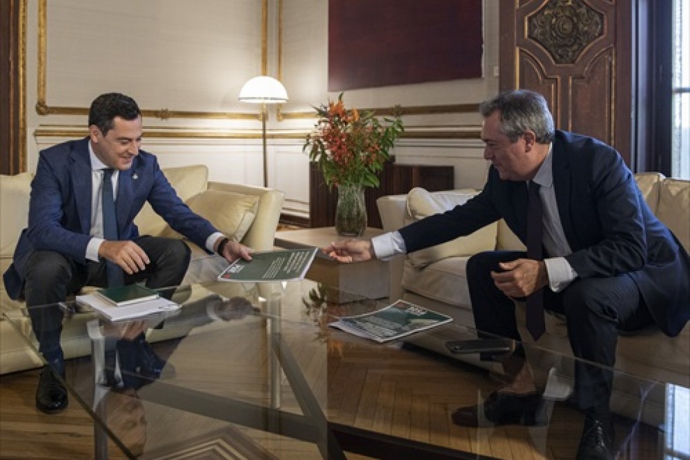 Juan Espadas entrega el documento con las propuestas del PSOE al presidente de la Junta, Juanma Moreno durante su reunión de la semana pasada.