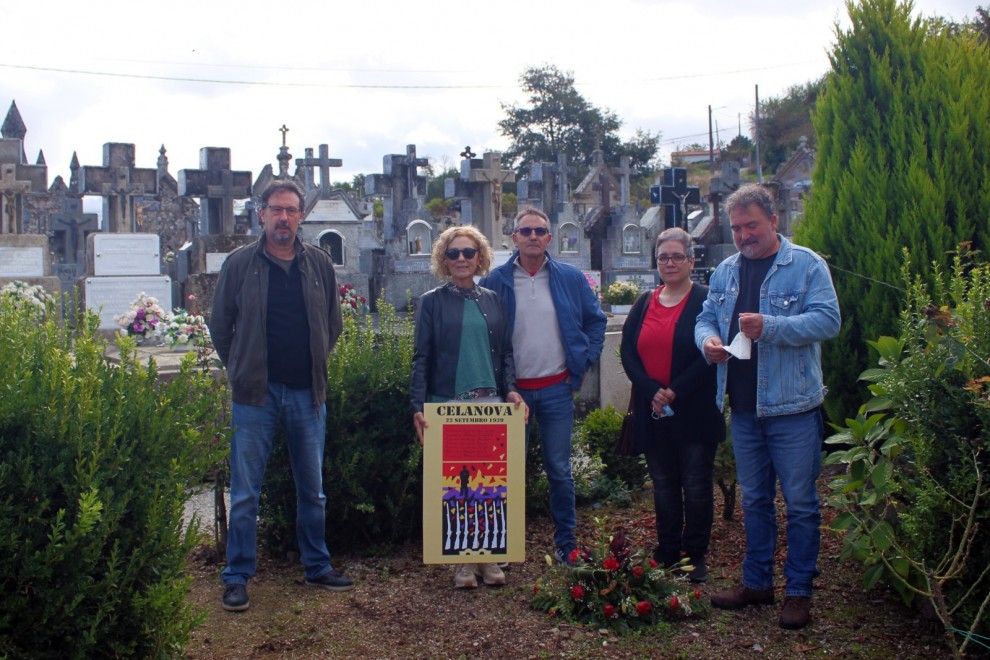 La nieta de Abelardo Suárez, con su pareja y miembros del Comité de Memoria Histórica de Celanova frente a la fosa donde enterraron a su abuelo en el cementerio de Celanova.