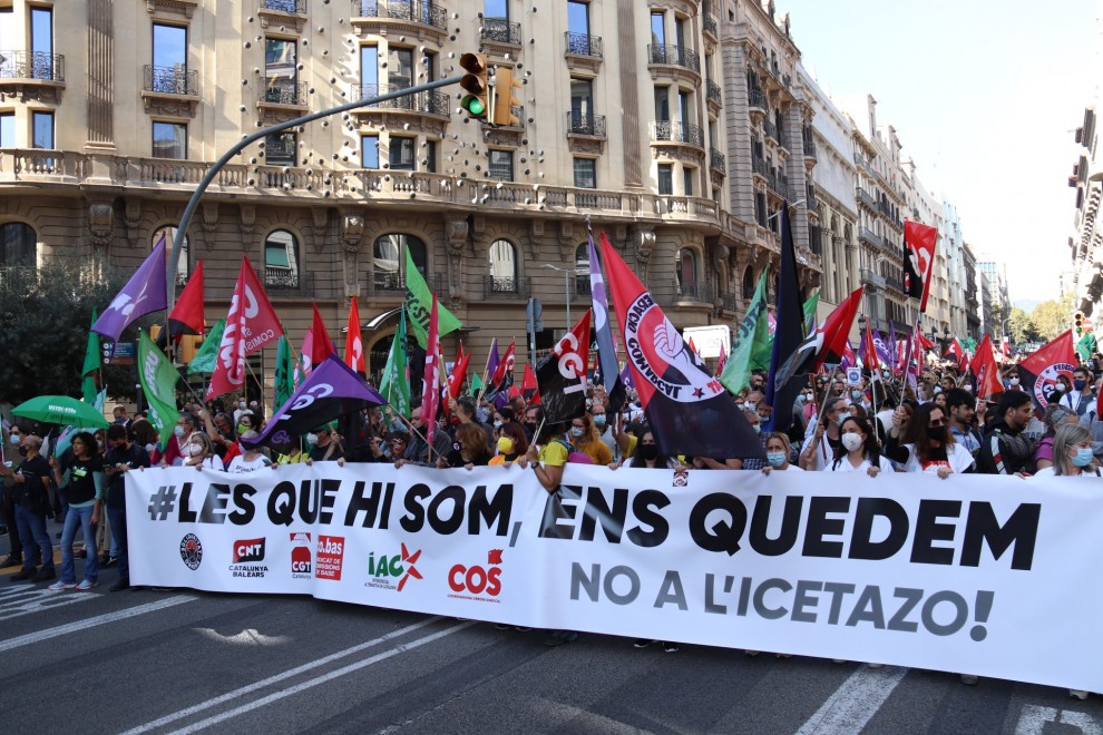 Imatge de la capçalera de la manifestació d'aquest dijous al centre de Barcelona per reclamar la regularització dels interins sense la necessitat d'oposicions.
