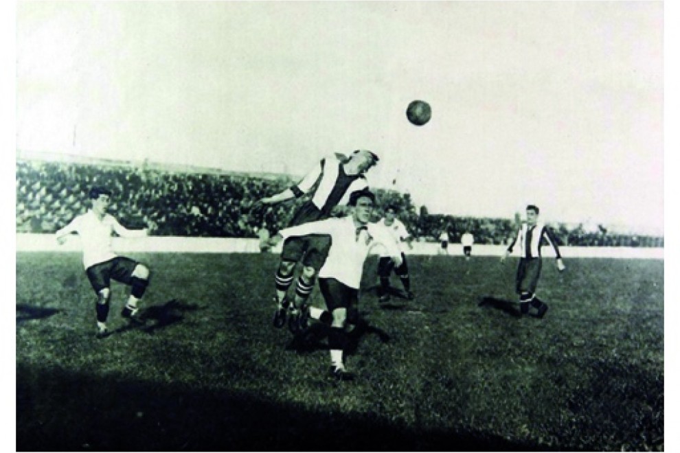 Imagen de un partido entre el Deportivo y el Colo-Colo chileno en 1937.