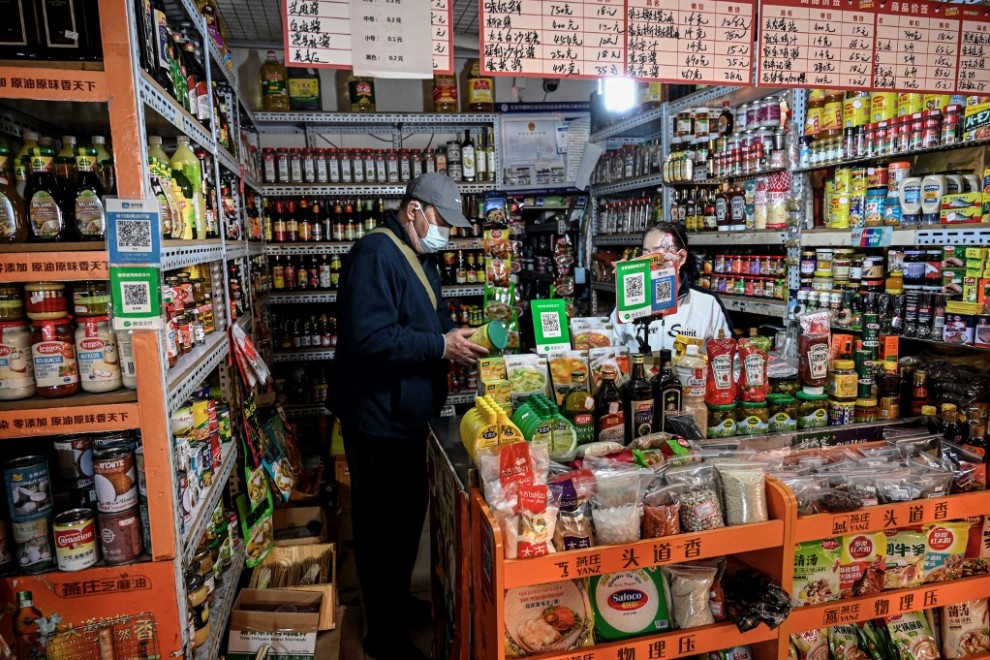 Un hombre compra condimentos alimenticios en un mercado de barrio en Beijing el 2 de noviembre de 2021.