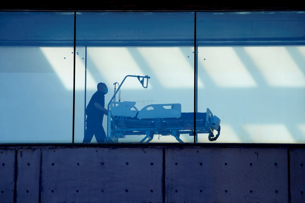 Imagen de archivo del personal sanitario llevando una camilla en un hospital. EFE
