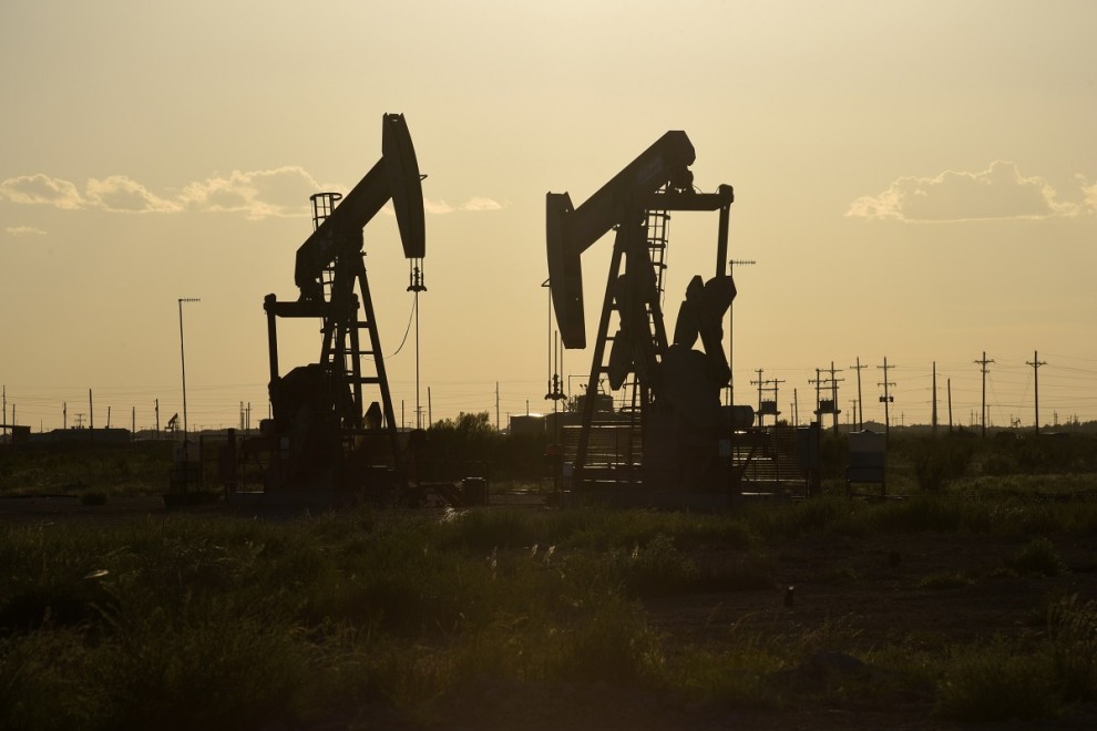 Máquinas de extracción de petróleo operan en una planta de Midland, Texas.