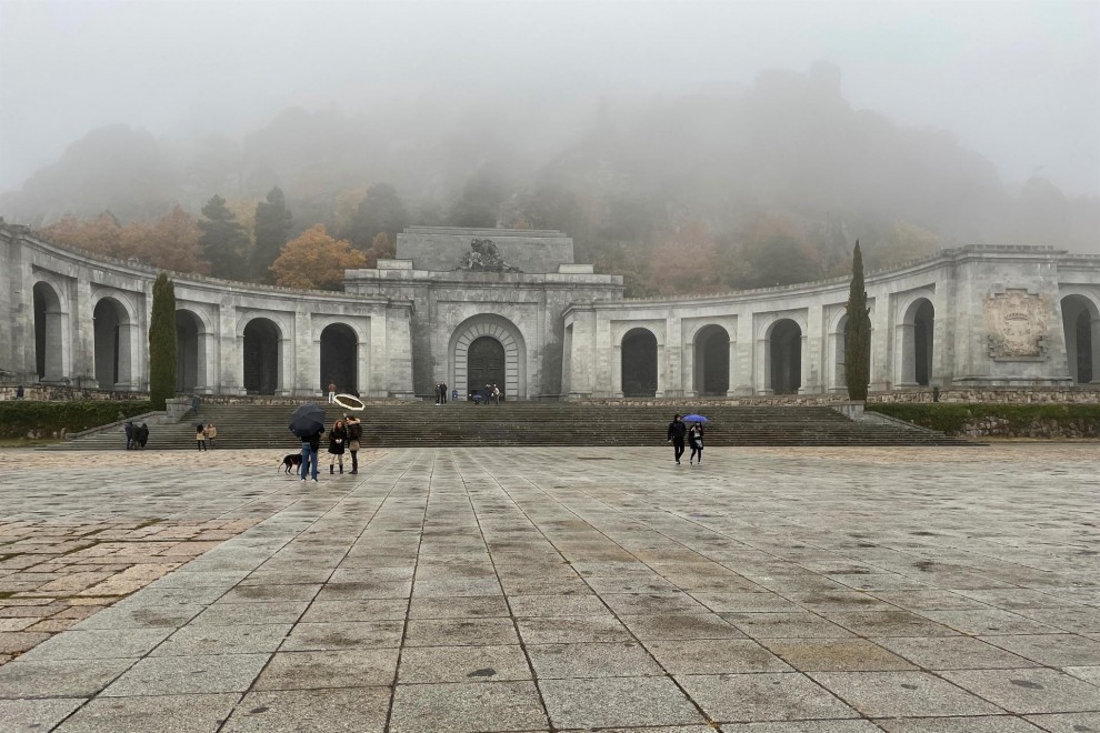 La niebla ha cubierto la cruz del Valle de los Caídos durante el 20N.
