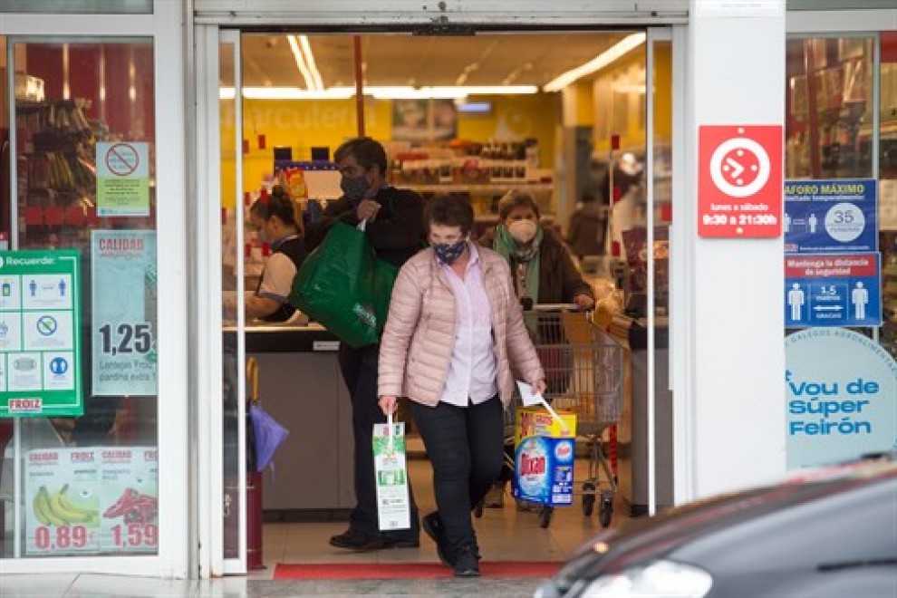 Una mujer compra en un supermercado de Castro Riberas de Lea, perteneciente a la comarca de A Terra Cha, al no poder entrar en la ciudad de Lugo para comprar, en Outeiro de Rei, Galicia, a 27 de enero de 2021.