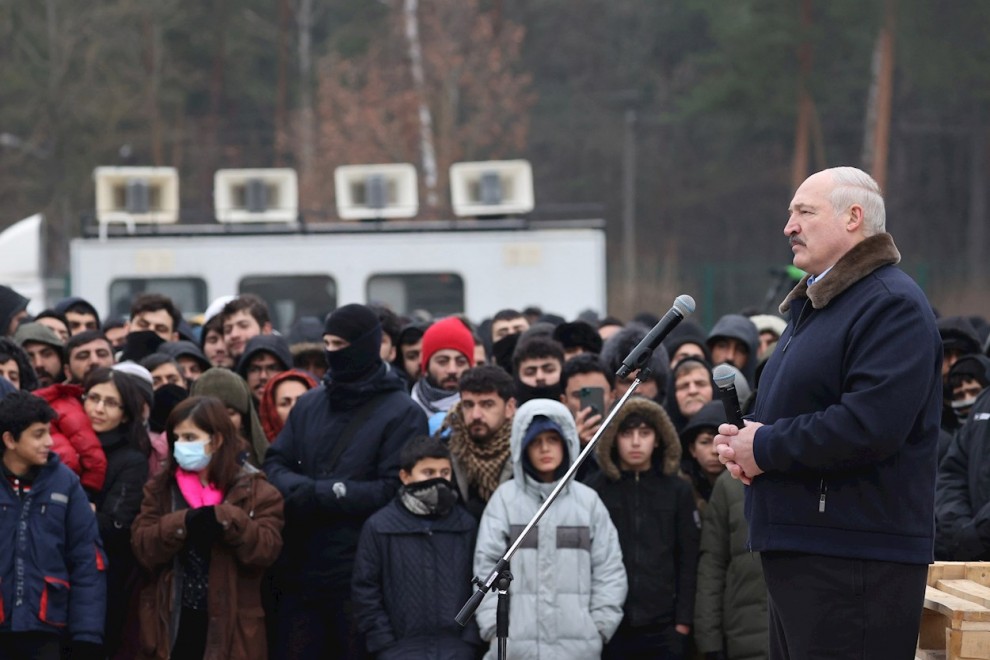 26/11/2021 El presidente de Bielorrusia, Alexander Lukashenko, se dirige a los migrantes en su visita al centro de transporte y logística Bruzgi, en la frontera entre Bielorrusia y Polonia